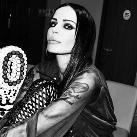 Nina Moric mostra il lato b su Instagram 17