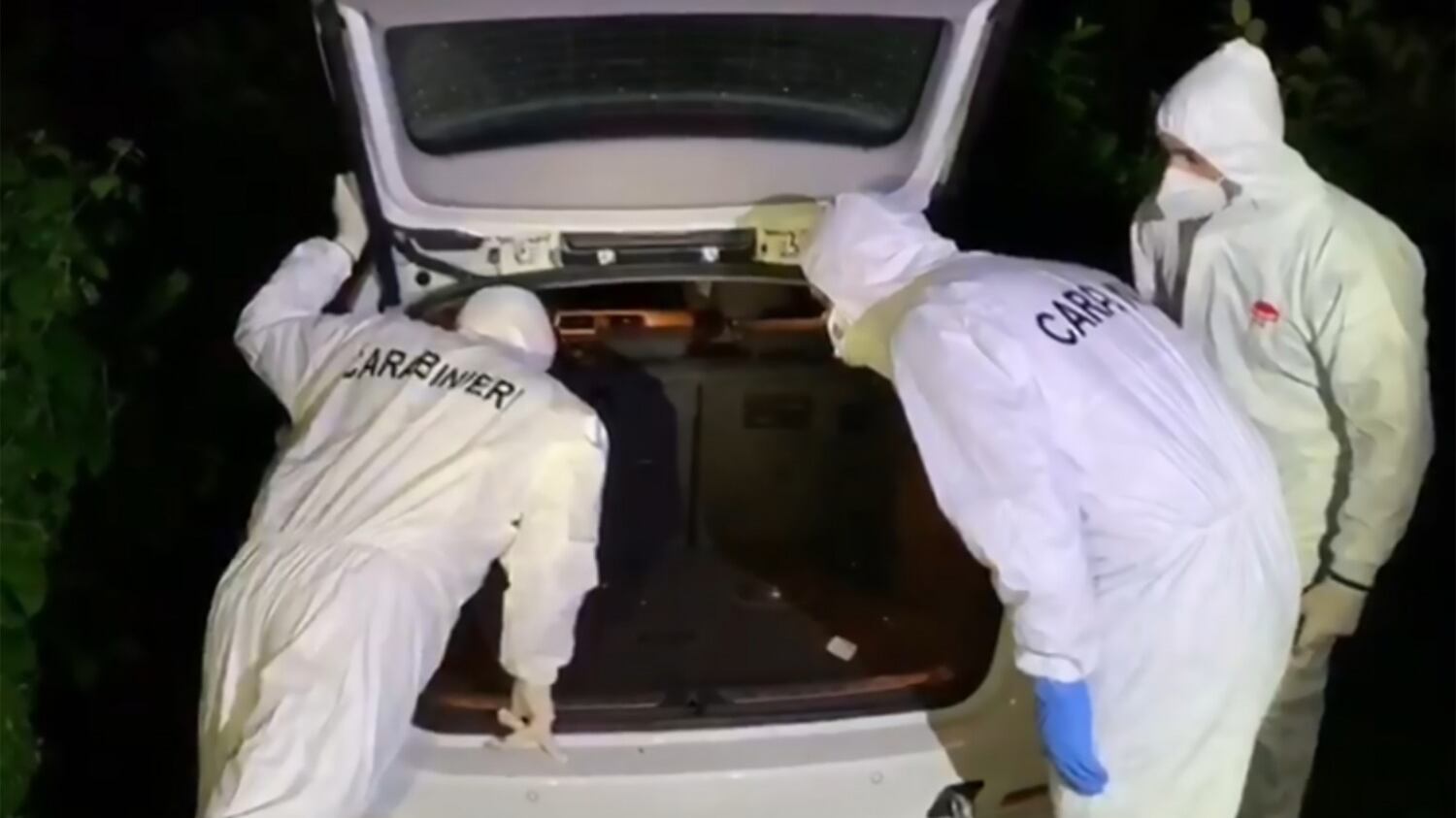 Giustiziato e legato dentro la sua auto. Giallo nel Torinese