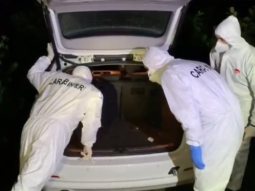 Giustiziato e legato dentro la sua auto. Giallo nel Torinese