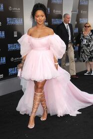 Rihanna, sexy scollatura sul red carpet 18