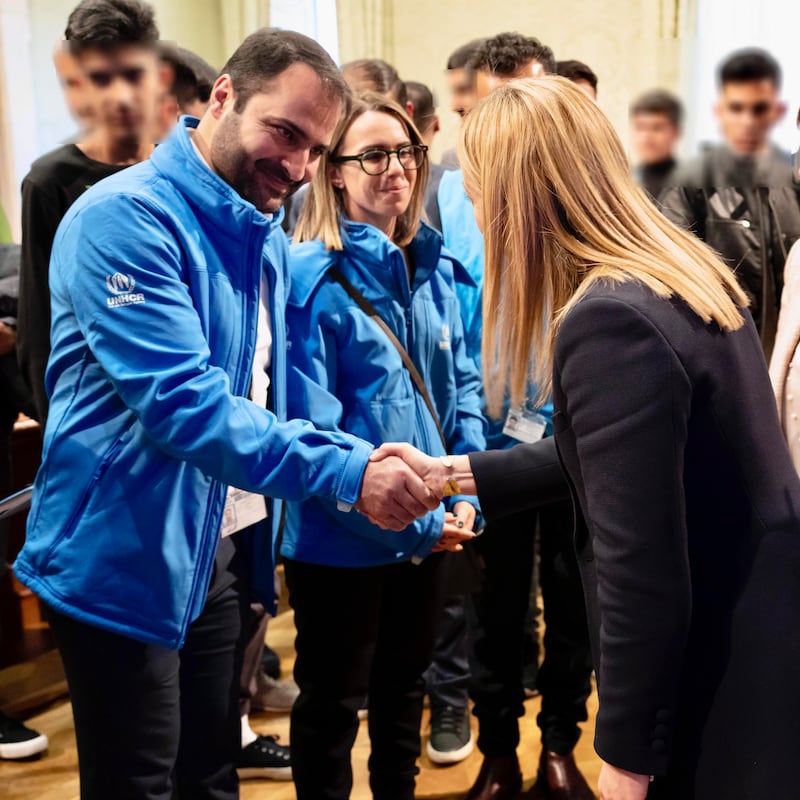 Meloni stringe le mani ai superstiti del naufragio di Cutro