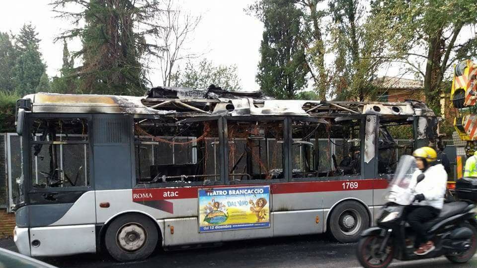 Paura a Roma, fiamme su un bus in via della Camilluccia