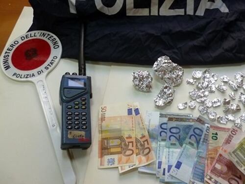 Approfitta dei domiciliari e trasforma casa in una centrale di spaccio, arrestato 25enne