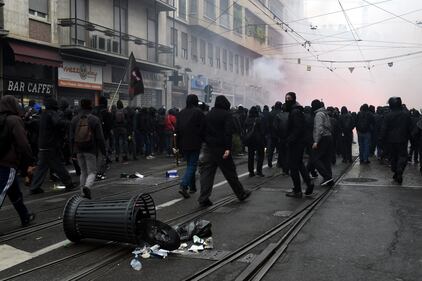 Così i black bloc bruciano la città 4