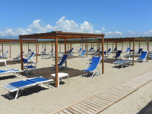 Spiagge deserte ma suite piene. In Versilia pure i russi piangono