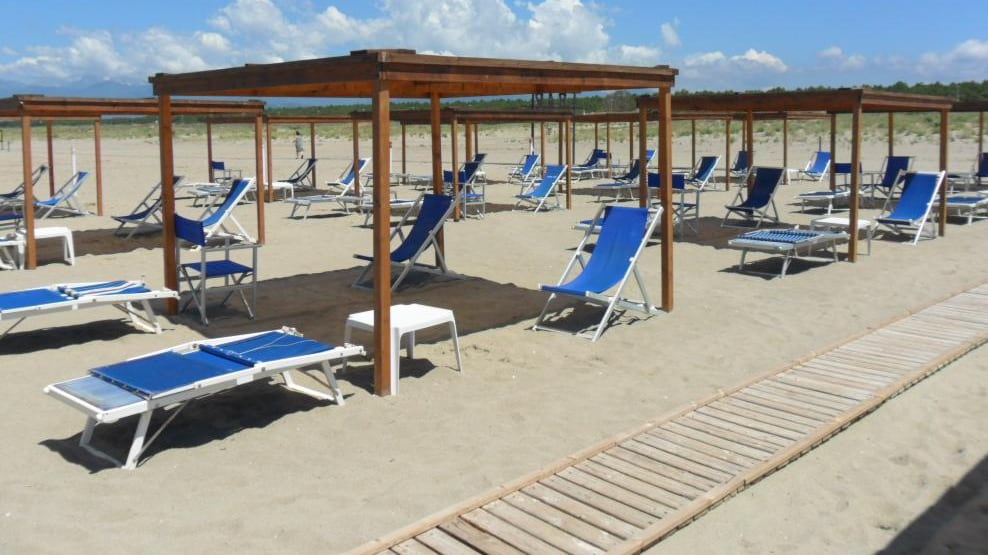 Spiagge deserte ma suite piene. In Versilia pure i russi piangono