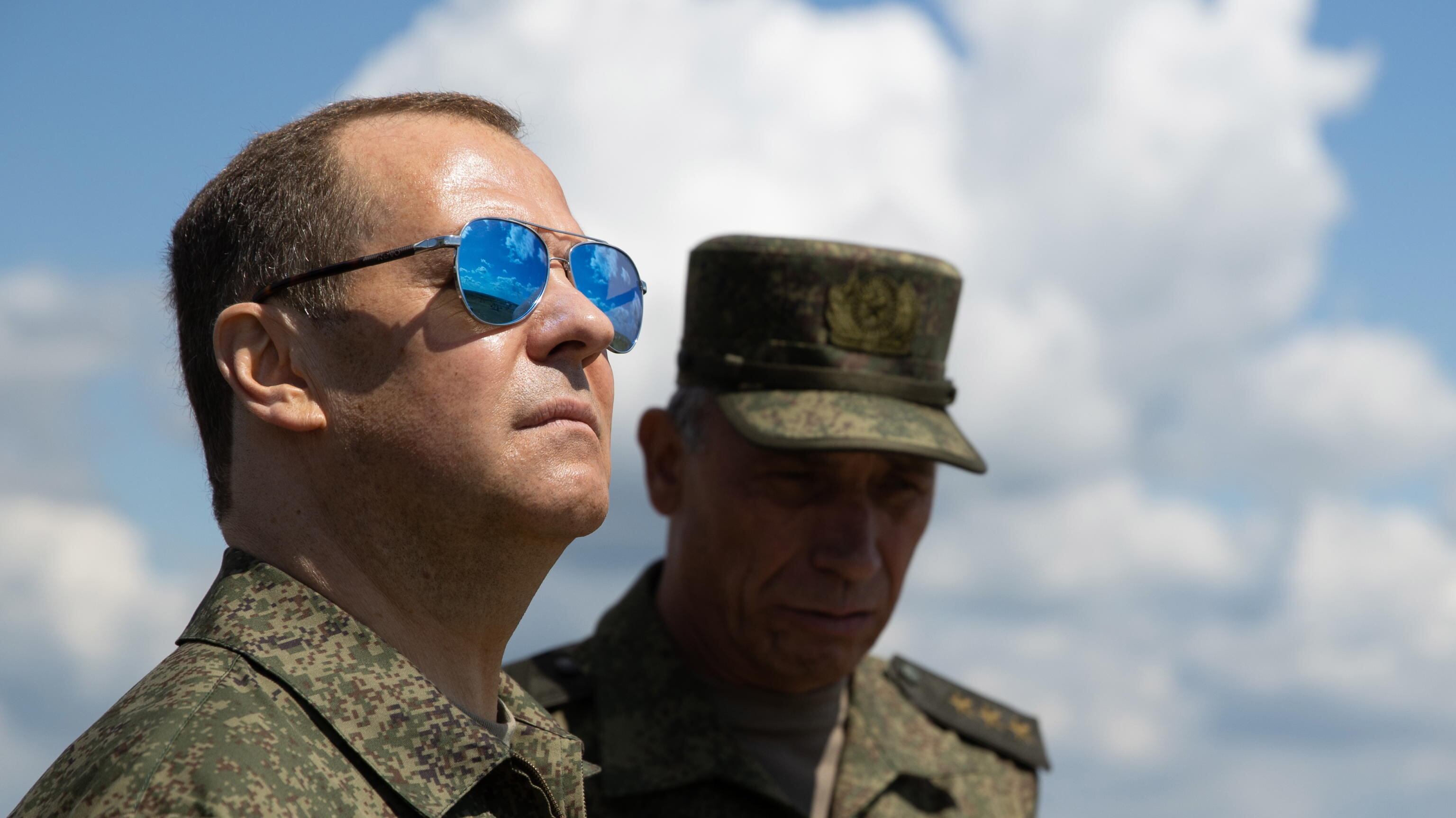 Medvedev minaccia la Ue: "Sospendere le relazioni, per loro russi cittadini di serie B"
