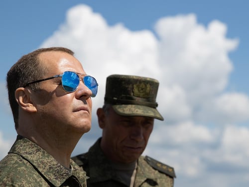 Medvedev minaccia la Ue: "Sospendere le relazioni, per loro russi cittadini di serie B"