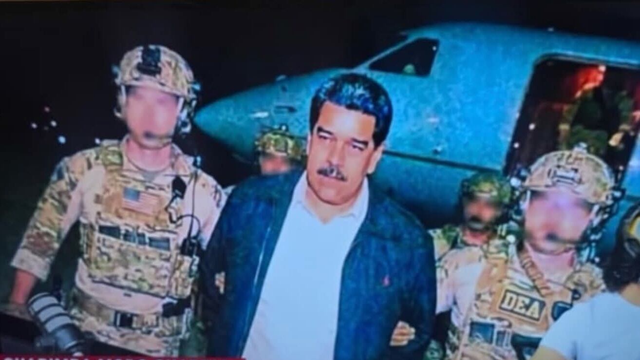 L'arresto in camera da letto, la taglia e il giallo della foto. Ecco com'è stato catturato Maduro