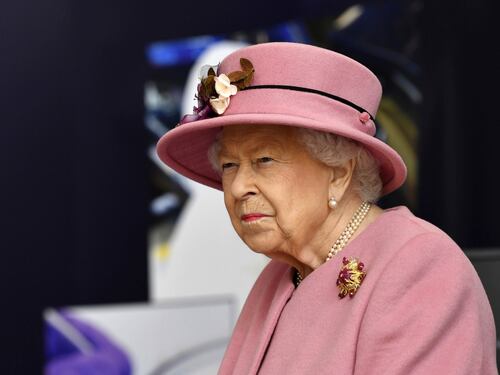 La regina appare in pubblico dopo 7 mesi. Ma non indossa la mascherina
