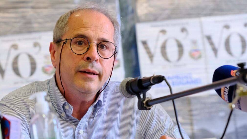 "È solo un’arma politica". Crisanti contro l’obbligo vaccinale
