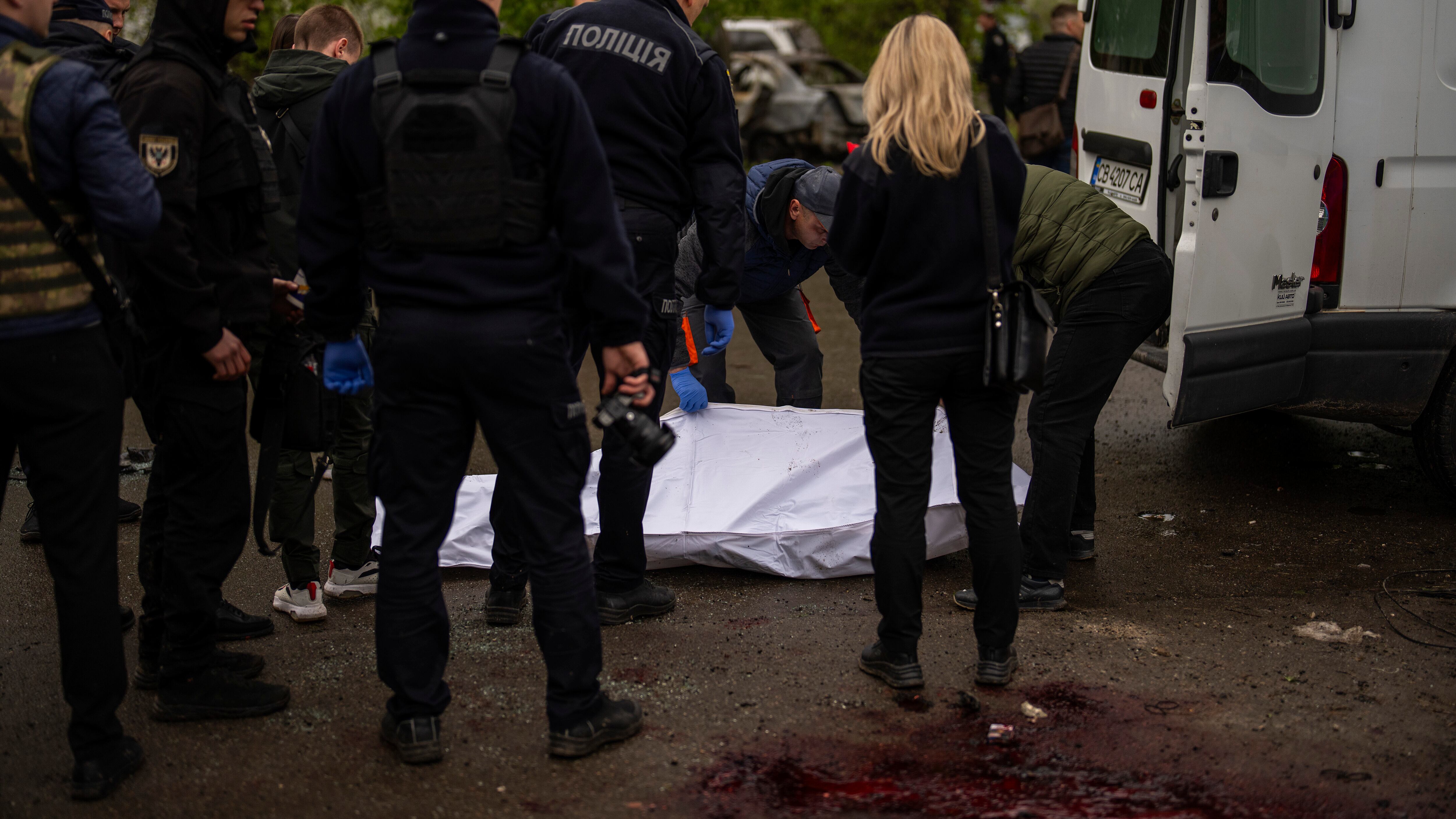 Bombe di Mosca sulle case: strage di civili a Chernihiv. I 50mila soldati russi morti. "È la strategia del tritacarne"