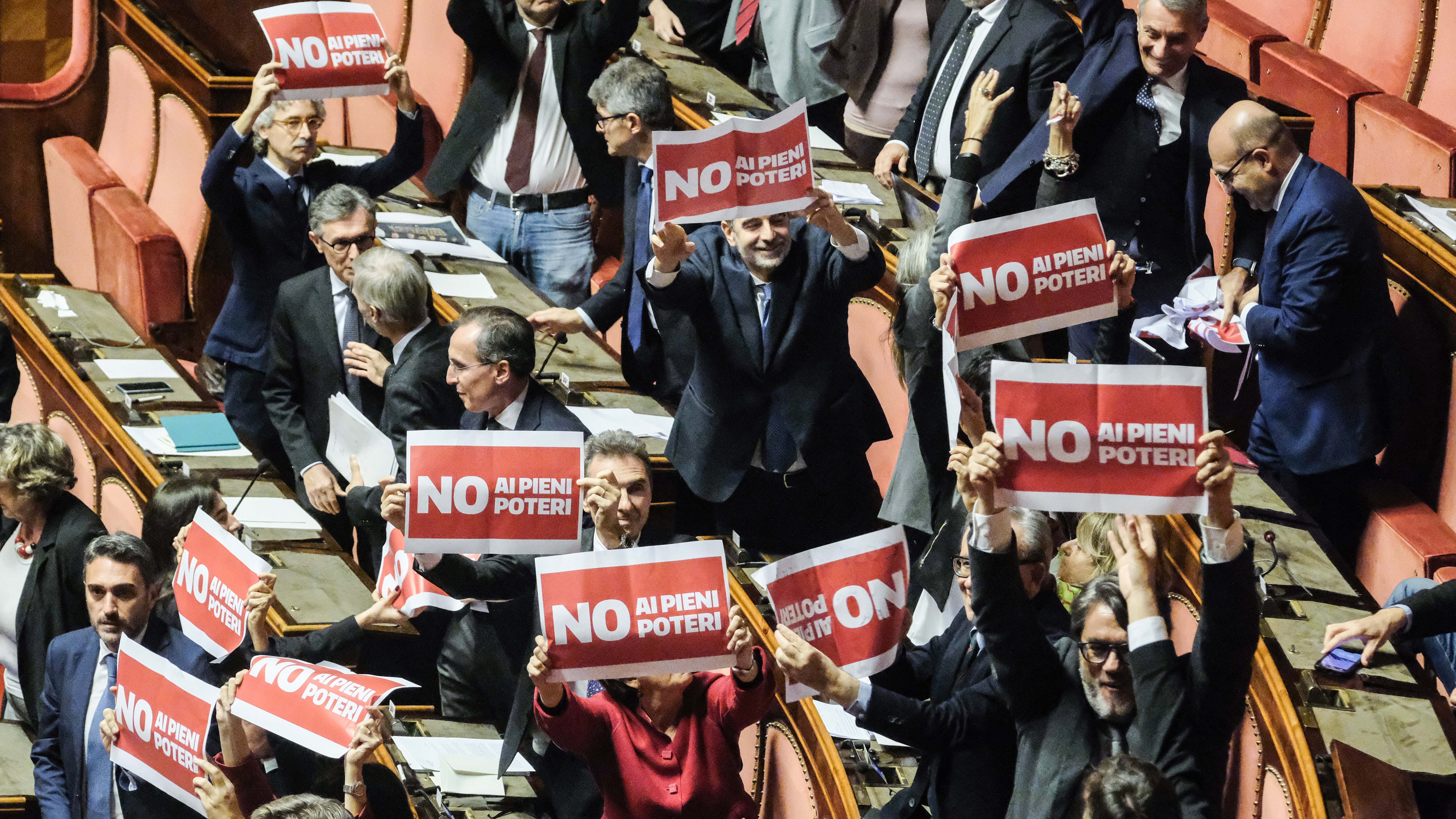 Giustizia, opposizioni all'attacco. Conte: "Vogliono i pieni poteri e preparano la piazza"