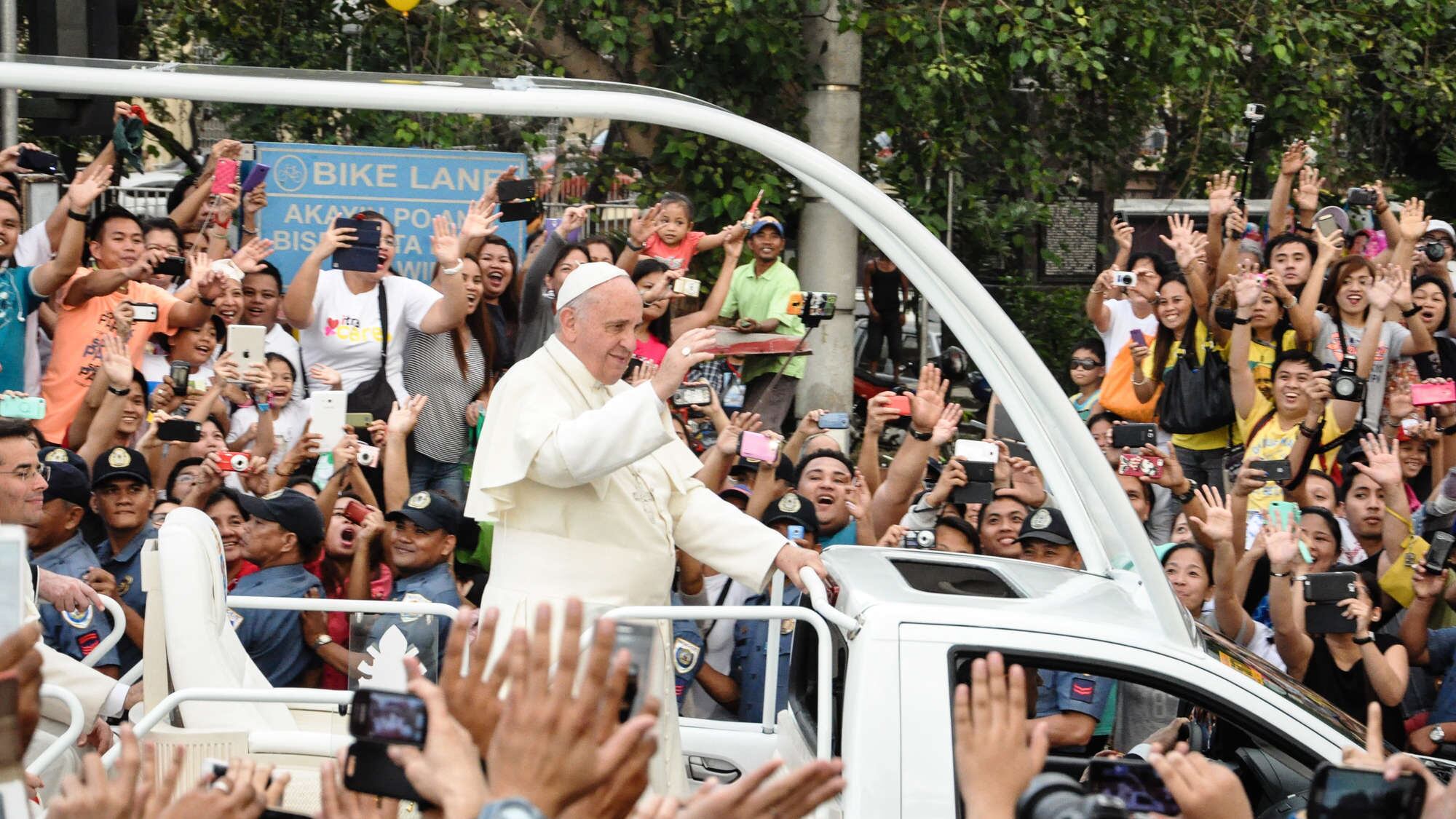 Filippine, il Papa incontra i bambini di strada. Ma alcuni sono stati "nascosti" nelle celle