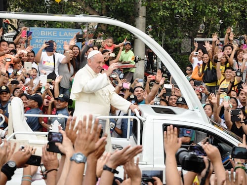 Filippine, il Papa incontra i bambini di strada. Ma alcuni sono stati "nascosti" nelle celle