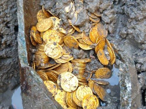 L'anfora con circa 300 monete d’oro che emerge dagli scavi a Como