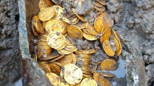 L'anfora con circa 300 monete d’oro che emerge dagli scavi a Como
