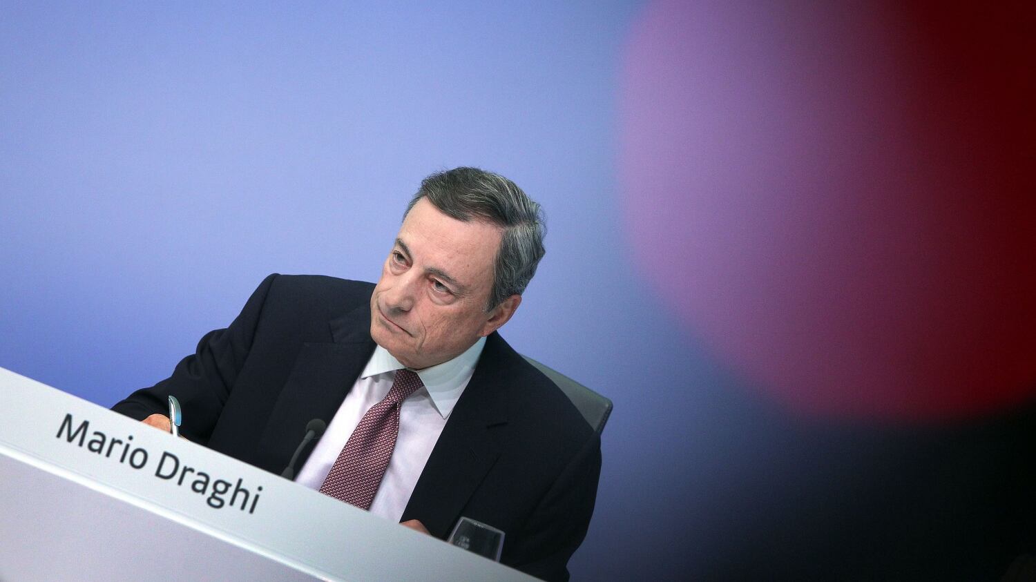 Draghi mette a punto un taglio dei tassi e irrita la Casa Bianca