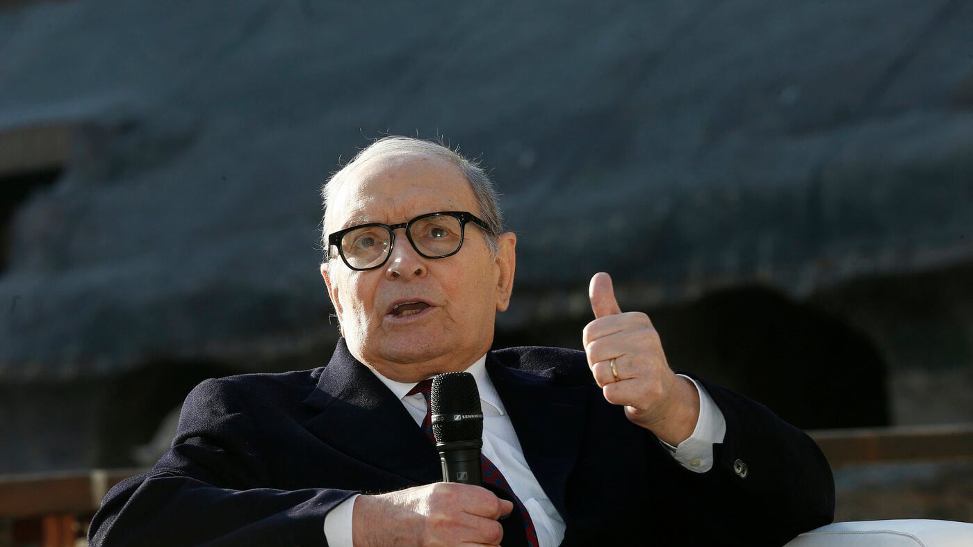 La clamorosa gaffe di De Magistris su Morricone: il post fa il giro del web