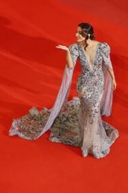Veli, luci e trasparenze: Hina Khan brilla sul red carpet di Cannes 2