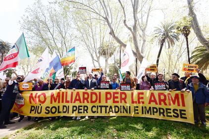 La piazza di Conte che dice no al riarmo 6