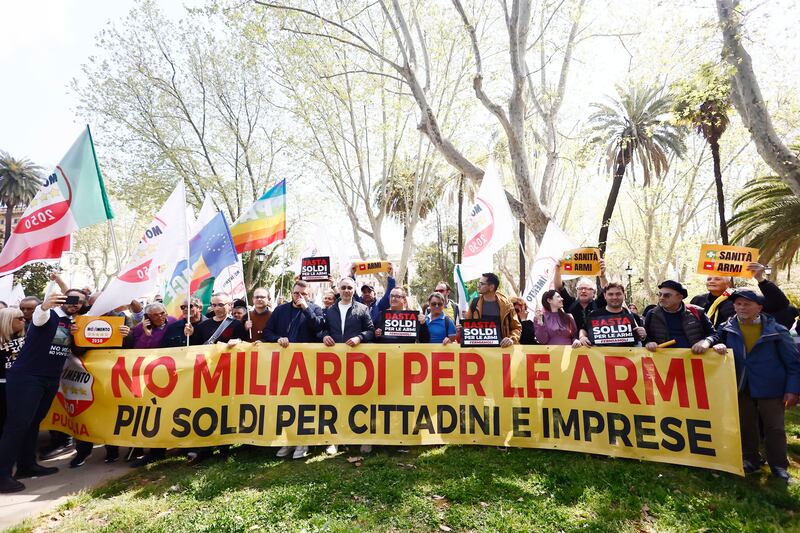 La piazza di Conte che dice no al riarmo 6