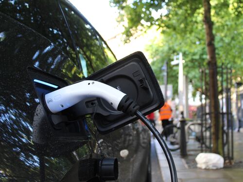 Quanto costa ricaricare un'auto elettrica in Europa: la classifica