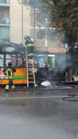 Milano, un bus in fiamme in via Rombon 7