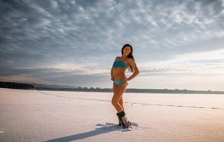 Donne in bikini e neve: così la gelida Siberia promuove il turismo 4