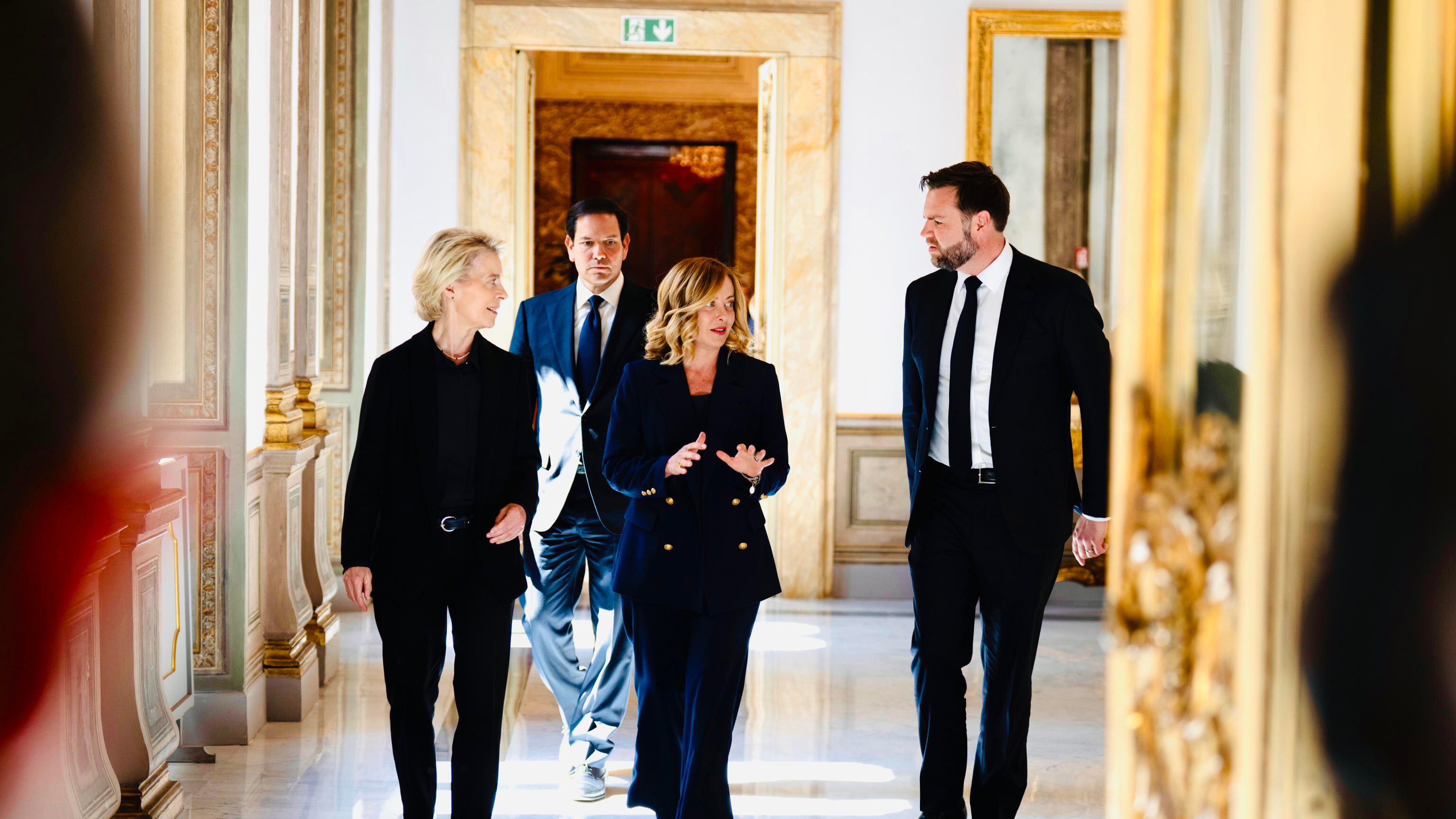 "Nuovo inizio Ue-Usa". Meloni tra Vance e von der Leyen: "Giorgia, pontiera e amica". La premier: "Passo in avanti"