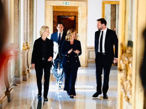 "Nuovo inizio Ue-Usa". Meloni tra Vance e von der Leyen: "Giorgia, pontiera e amica". La premier: "Passo in avanti"