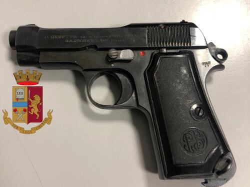 Parma, punta la pistola al vicino durante una lite per i cani: arrestato 38enne
