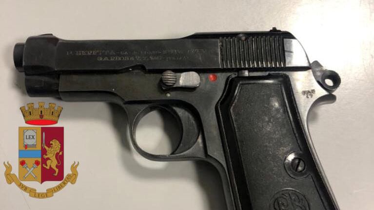 Parma, punta la pistola al vicino durante una lite per i cani: arrestato 38enne