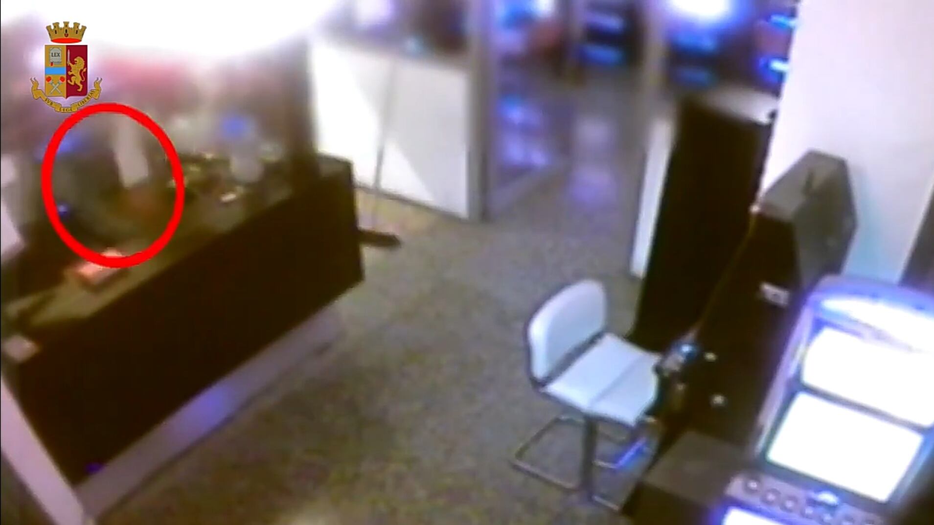 Milano, raid in una sala slot. Donna accoltellata da un rapinatore