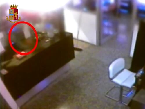 Milano, raid in una sala slot. Donna accoltellata da un rapinatore