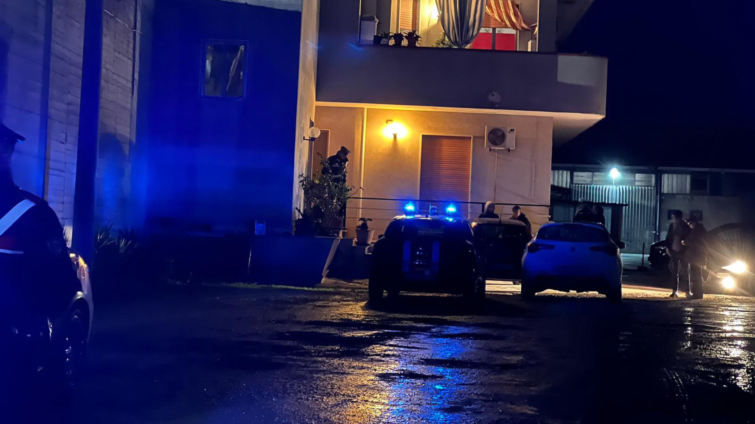 Uccide la moglie davanti ai figli, poi chiama il 118: "Venite l'ho accoltellata"