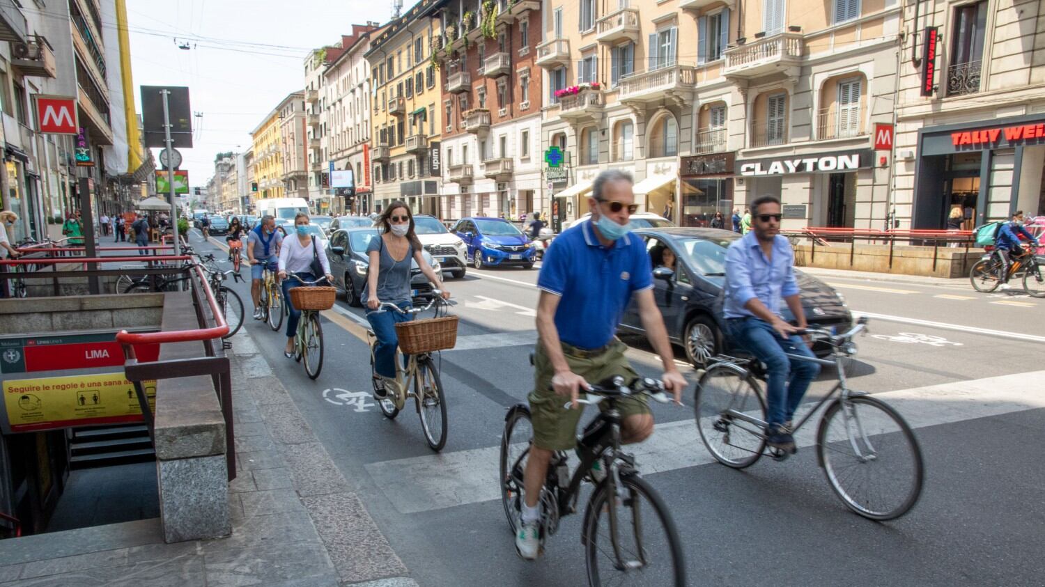 La pista ciclabile è da rifare. E spuntano altre strisce blu