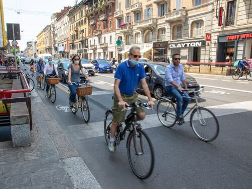 La pista ciclabile è da rifare. E spuntano altre strisce blu