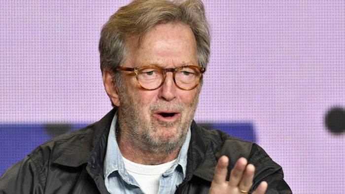 Eric Clapton fuori controllo: "I vaccinati? Vittime di ipnosi di massa"