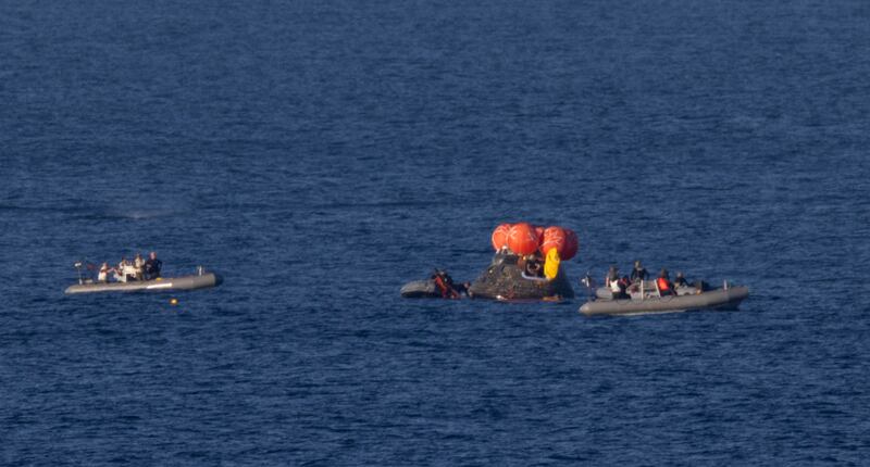 Artemis II, le foto dello splashdown e del rientro sulla Terra 1