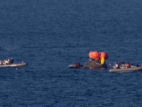 Artemis II, le foto dello splashdown e del rientro sulla Terra