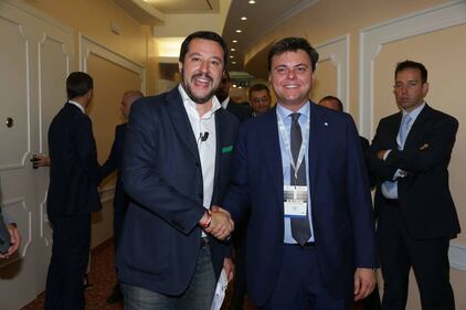 Salvini si mette la giacca 1
