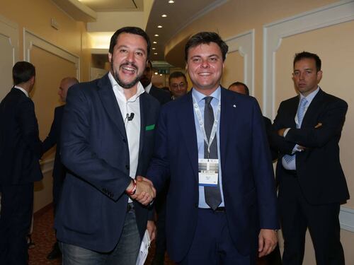 Salvini si mette la giacca