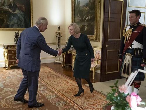 Ecco perché preoccupano la gaffe di Carlo e il "no" della Truss