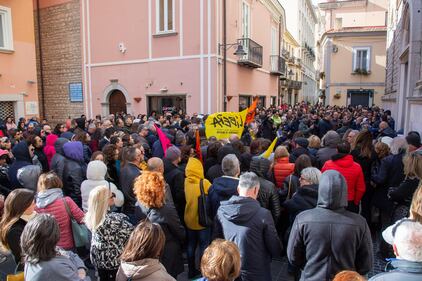 La folla all'esterno della chiesa in cui fu rinvenuto il corpo di Elisa Claps 4