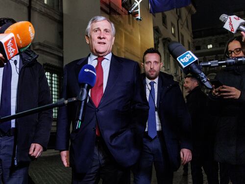 La guerra di Fi. "Fuori dalle liste chi non paga"
