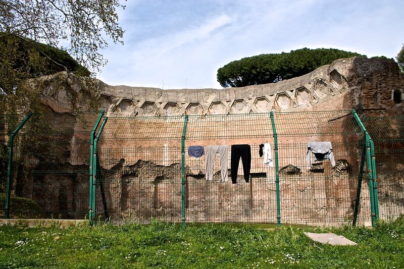 Risse e degrado: l’area giochi di Colle Oppio 6