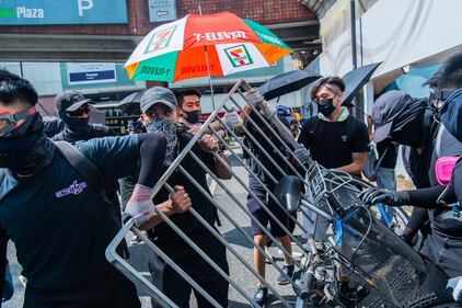 Hong Kong, i violenti scontri tra i manifestanti pro democrazia e le forze dell'ordine 1