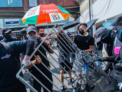 Hong Kong, i violenti scontri tra i manifestanti e le forze dell'ordine