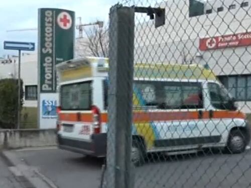 Empoli, picchia ragazza sul treno e attacca agenti: preso nigeriano